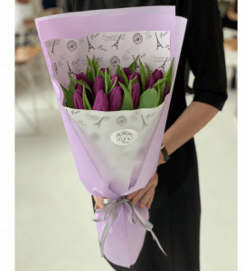 Букет пятнадцать фиолетовых тюльпанов