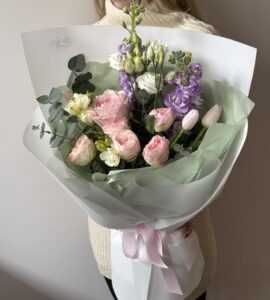Букет  цветов с кустовой розой 'Флирт'