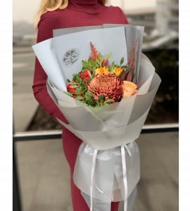 Букет с хризантемой и розами 'Осенний комплимент'