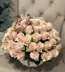 55 роз в корзине
