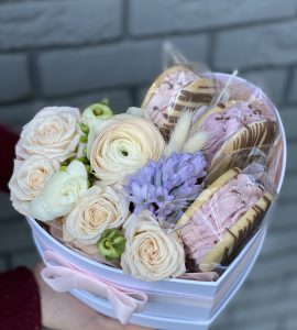 Цветы в коробке со сладостями 'С Любовью'