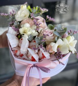 Цветы в коробке со сладостями 'Сладкое сердце'