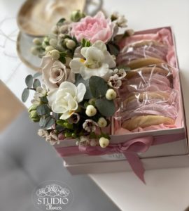 Коробка с цветами и зефиром
