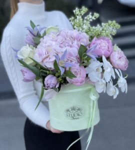 Цветы в коробке с гортензией и пионами 'Цветущий Апрель'
