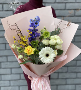 Букет цветов с герберой и нарциссом 'Глазго'