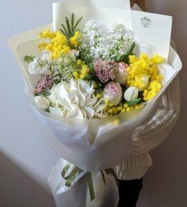 Букет цветов с гортензией и мимозой 'Эликсир'
