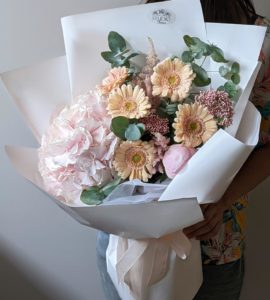 Букет цветов с гортензией 'Джелато'