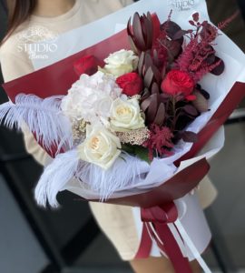 Букет цветов с гортензией 'Красное и белое'