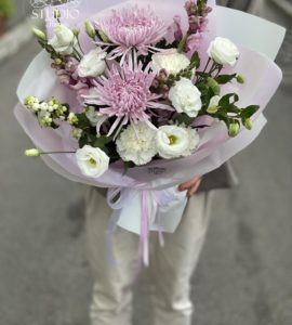 Букет цветов с хризантемой и эустомой