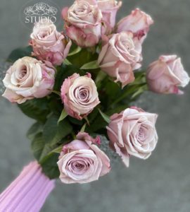 Десять кремових троянд "Лавлейс"