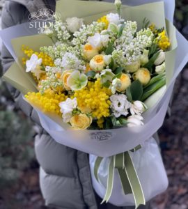 Букет цветов с мимозой и сиренью 'Амальфи'