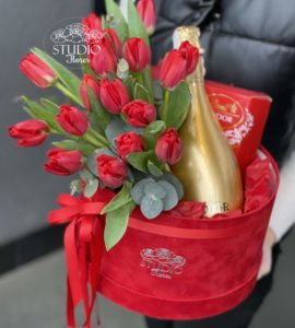 Букет тюльпанов в коробке на 8 марта