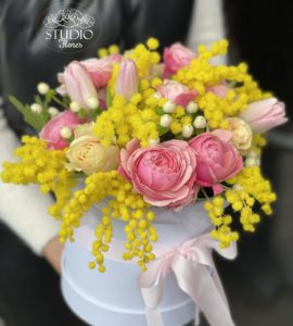 Цветы в коробке с мимозой на 8 марта