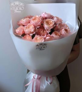 Букет сім кущових троянд Джульєтта