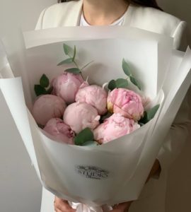 Букет семь розовых пионов с эвкалиптом
