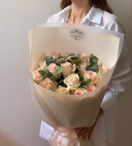Букет семнадцать розовых роз с эвкалиптом