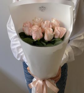 Букет семь розовых роз