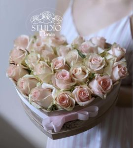 Цветы в коробке двадцать пять розовых роз