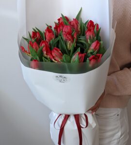 Букет семнадцать красных тюльпанов