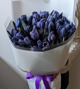 Букет сорок девять фиолетовых тюльпанов