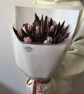Букет девятнадцать тюльпанов брауни