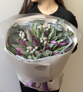 Букет тюльпанов с брунией