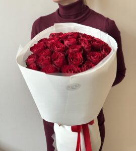 Букет двадцать пять красных роз Мадам Ред