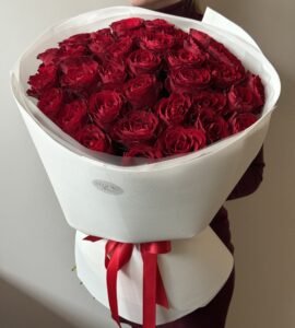 Букет тридцять п'ять червоних троянд Мадам Ред