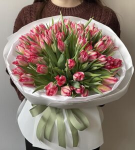 Букет п'ятдесят один рожевих піоноподібних тюльпанів