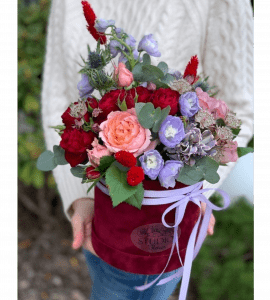 Как собирают цветы в коробках? – Интернет-магазин цветов STUDIO Flores