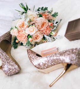 Букет нареченої та бутоньєрка нареченого