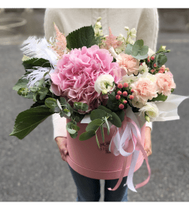 Цветы в коробке с гортензией 'Цветочная рапсодия' – Интернет-магазин цветов STUDIO Flores