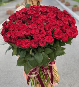 Букет сто одна красная роза – Интернет-магазин цветов STUDIO Flores