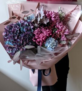Букет с гортензией и хризантемой 'Вечерняя романтика' – Интернет-магазин цветов STUDIO Flores
