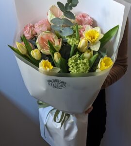Bouquet with amaryllis and daffodils 'Carnival' – Flower shop STUDIO Flores