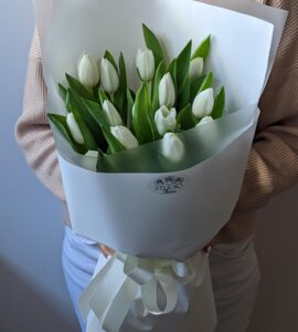 Букет п'ятнадцять білих тюльпанів – Інтернет-магазин квітів STUDIO Flores