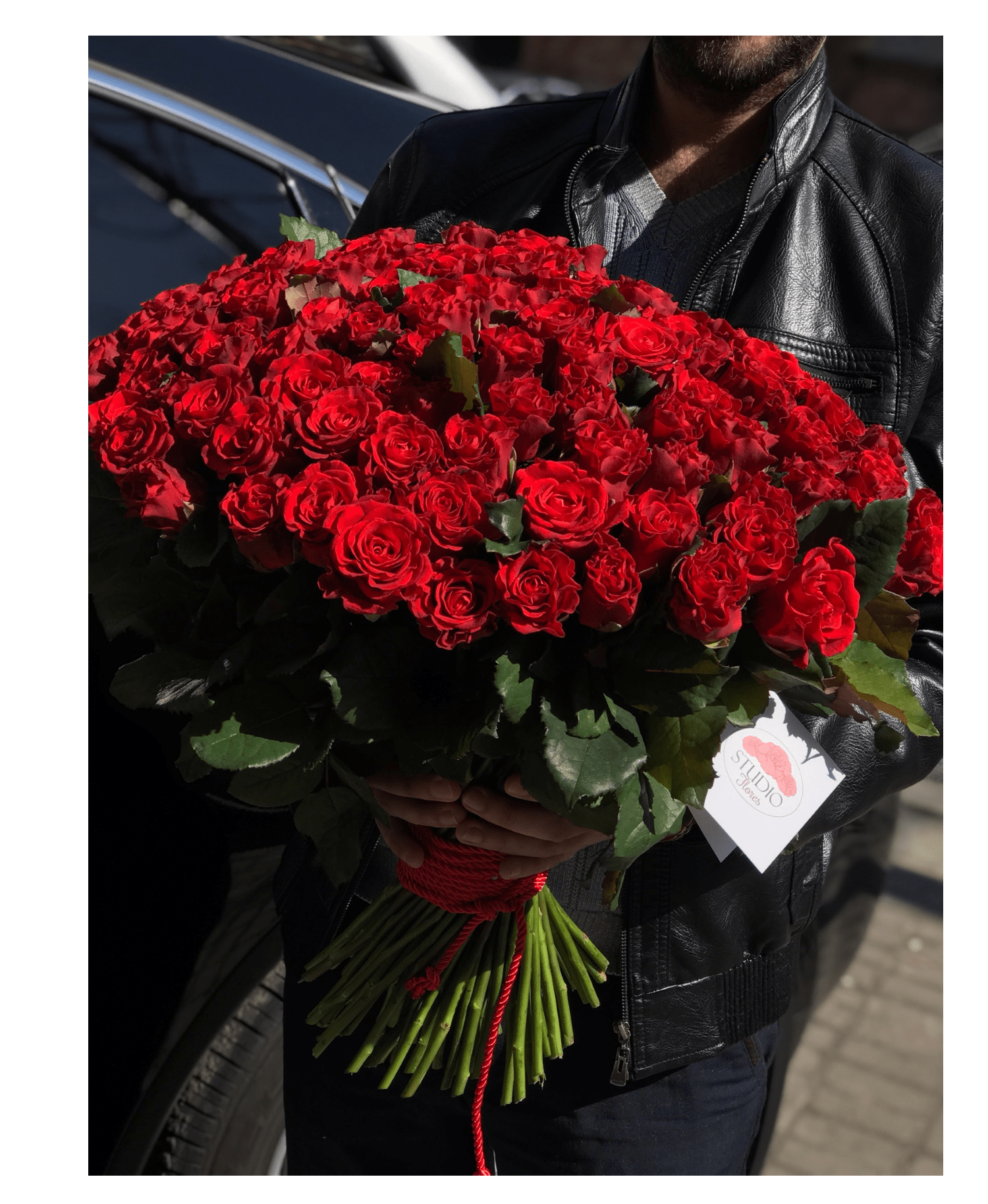 Букет из 51 розы Эль Торо. Букет цветов фото реальное в руках
