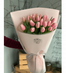 Букет двадцать один тюльпан – Интернет-магазин цветов STUDIO Flores