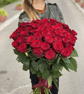 Букет пятьдесят одна красная роза – Интернет-магазин цветов STUDIO Flores
