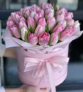 Букет п'ятдесят один тюльпан в коробці – Інтернет-магазин квітів STUDIO Flores