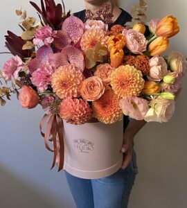 Цветы в коробке 'Бархатная осень' – Интернет-магазин цветов STUDIO Flores