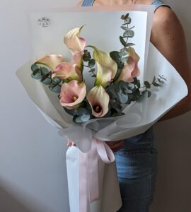 Букет с каллами – Интернет-магазин цветов STUDIO Flores