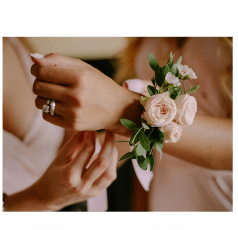 Браслеты из цветов | Маленькие свадебные букеты, Свадебные цветочные композиции, Свадебные браслеты