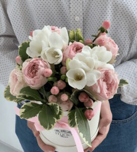 Квіти в коробці 'Молочний коктейль' – Інтернет-магазин квітів STUDIO Flores