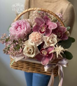 Basket of flowers 'For Mom' – Flower shop STUDIO Flores