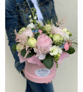 Пионы в коробке 'Аврора' – Интернет-магазин цветов STUDIO Flores