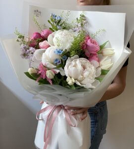 Bouquet of peonies with tulips 'Fairy'