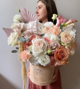 Цветы в коробке с гортензией и розами 'Милан' – Интернет-магазин цветов STUDIO Flores