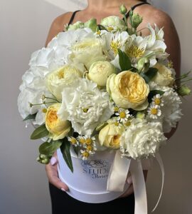 Цветы в коробке с гортензией и розами 'Солнечный июль'
