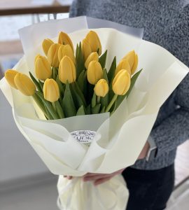 Букет сімнадцять жовтих тюльпанів – Інтернет-магазин квітів STUDIO Flores